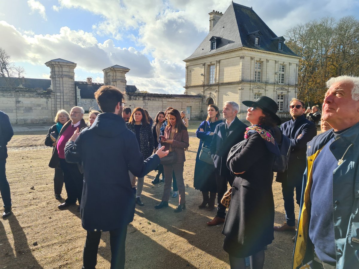 PierreOlley's tweet photo. 🔴 Vendredi, tous les châteaux de la Loire étaient à #Serrant ! 🏰
L'assemblée générale, rondement menée par la Présidente Laurence Bizard Hamilton, nous a permis de constater tout le dynamisme de l'association, avec une volonté de conquérir le digital ! 💪 #MondayMotivation https://t.co/FebrAxpowp