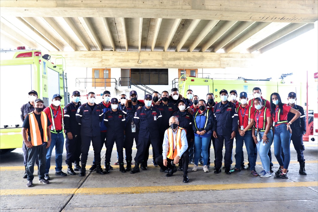 INSTRUCCIÓN EN TÉCNICAS DE MANEJO VIAL DEFENSIVO EN VEHÍCULOS DE EMERGENCIA, liderada por Kenett Agar Bombero con amplia trayectoria, al 1er grupo de "Bomberos Aeronáuticos, Enfermeras y Coordinación de Ambulancias del Instituto Aeropuerto Internacional de Maiquetía - Venezuela.