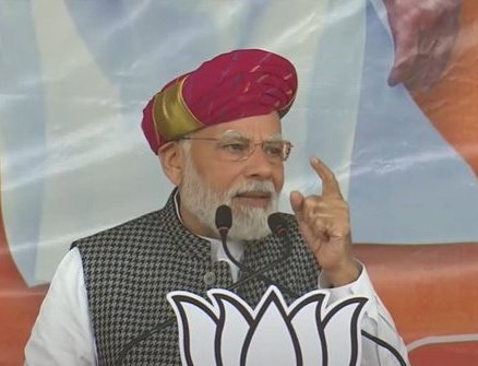 VBNewsTelugu's tweet photo. ప్రధాని @narendramodi గుజ‌రాత్‌లో ప‌ర్య‌టిస్తున్నారు. డిసెంబ‌రులో జ‌ర‌గ‌నున్న తొలి ద‌శ గుజ‌రాత్ అసెంబ్లీ ఎన్నిక‌ల‌కు సంబంధించి విజ‌య సంక‌ల్ప స‌మ్మేళ‌న్ ఎన్నిక‌ల ప్ర‌చారంలో ఆయ‌న పాల్గొన్నారు.
#GujaratElections2022 #pmmodiingujarat #In360 https://t.co/GGECkQiAkM