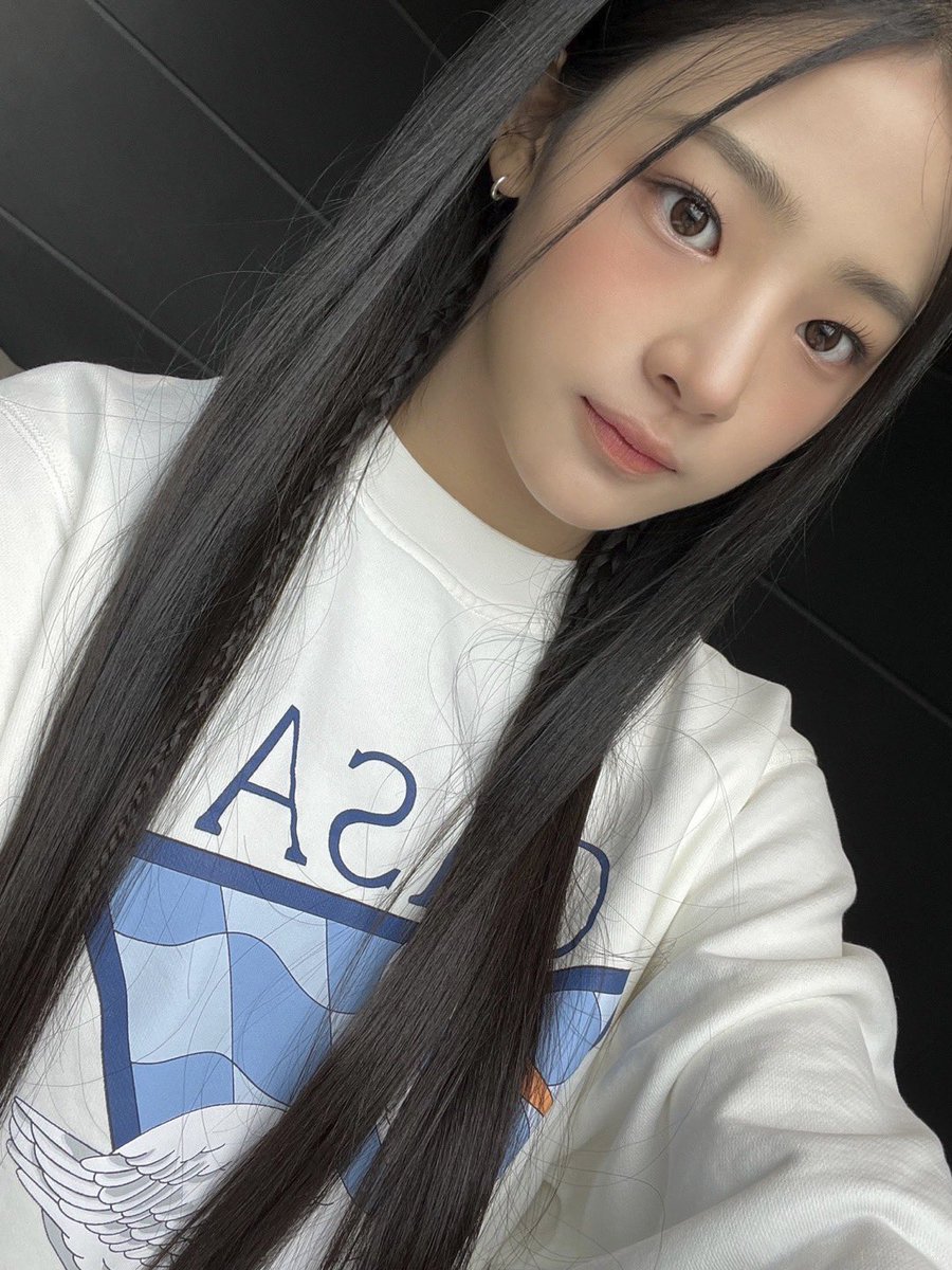 phoningnwjns's tweet photo. [221121] 3:26 PM 💬 #MINJI    
#NewJeans #뉴진스 https://t.co/Afsf1fhOze