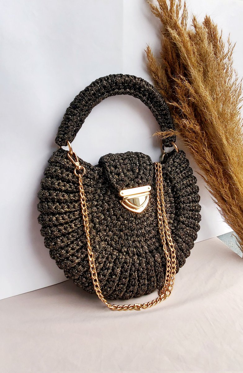 yarnicist's tweet image. Now you see it. 
Presenting OREO midi bag made with Glitter yarn. Check us out on insta @yarnicistcrochet for more on unique crochet fashion.