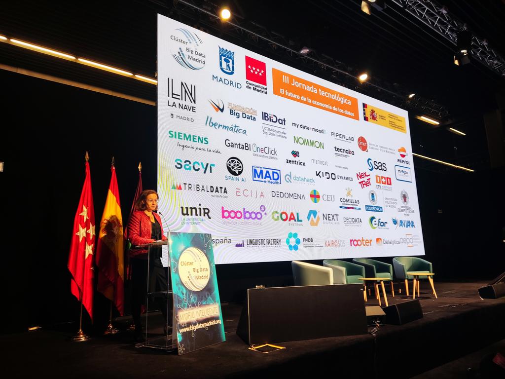 ClusterBigDataM's tweet image. María Soledad Hernández Martín-Caro del Ayuntamiento de @Madrid realiza la apertura de la jornada #FutEcoDatos explicando nuestro objetivo: marcar la importancia capital que ya tiene la economía de los datos en Madrid y en España 
bigdatamadrid.org/iii-jornada-te…
youtu.be/fvx3HnnAZkM