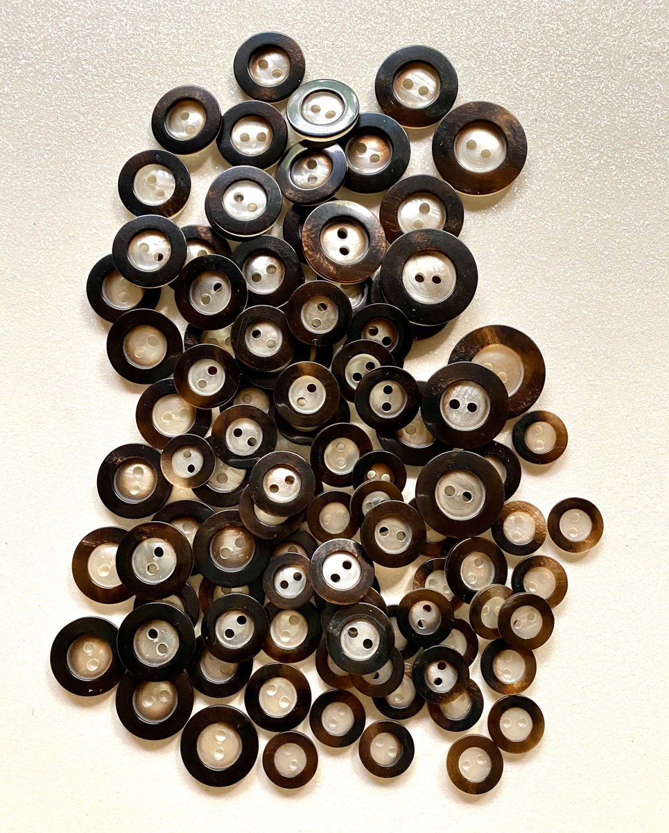 BySupply1's tweet image. 115 Vintage 23mm 20mm 18mm 15mm round ivory/dark brown plastic buttons assorted sizes 2 holes lot of 115 by BySupply tuppu.net/ff15f9f3 #Etsy #bysupply #AssortedSizes