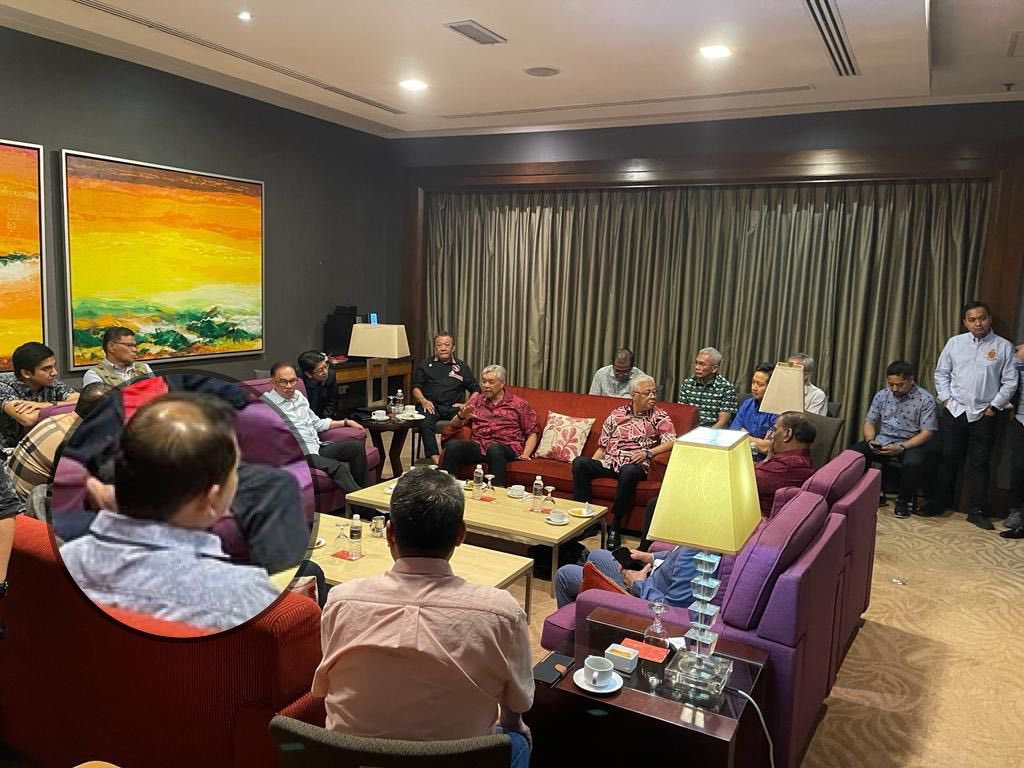 PoliticoMy's tweet photo. 1 November 2022 - “I don’t take things sitting like a duck. I don’t keep quiet. If it happens I’ll be the first one to say [something] if there is any arrangement with UMNO” - @rafiziramli 

21 November 2022 - 🤫🫠 https://t.co/VrEQRWjHYw