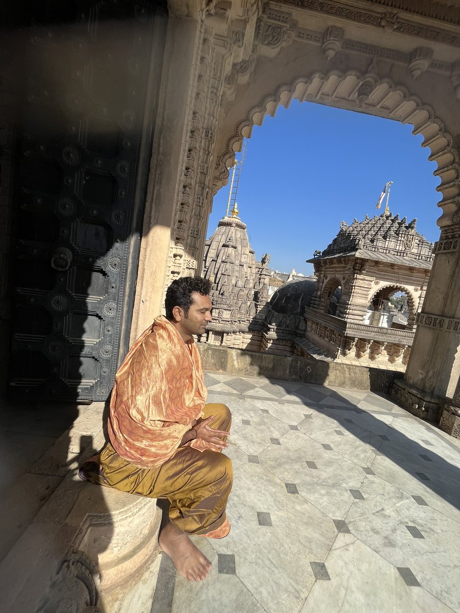 DhruvkumarV's tweet photo. 🕉 णमोअरिहंताणं 🙏🏼।
 ‘अरी का अर्थ है शत्रु और 'हन्ताणं' का अर्थ है जीतना। इसलिए इस नमस्कार में हम अरिहंत भगवान को नमन कर रहे हैं, जिसने क्रोध, मान, कपट, लोभ, राग और द्वेष के सभी आंतरिक शत्रुओं पर विजय पा ली है। https://t.co/WD3NJ22VmZ
