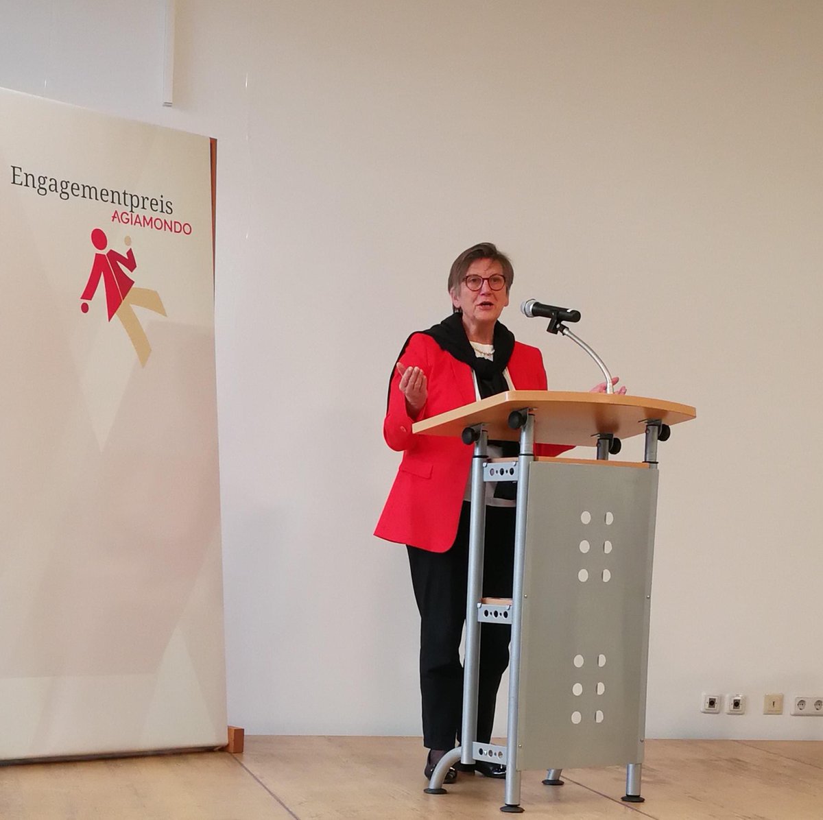 “✨And the winner of AGIAMONDO - Commitment Prize 2022 is CICC Trust from Kenya!”✨. During the ceremony moderated by CEO Claudia Lücking at the Karl-Rahner Academy in cologne.
The jury members were presented with 3 nominated projects of the short-list in a laudatio; THREAD 🧵1/4