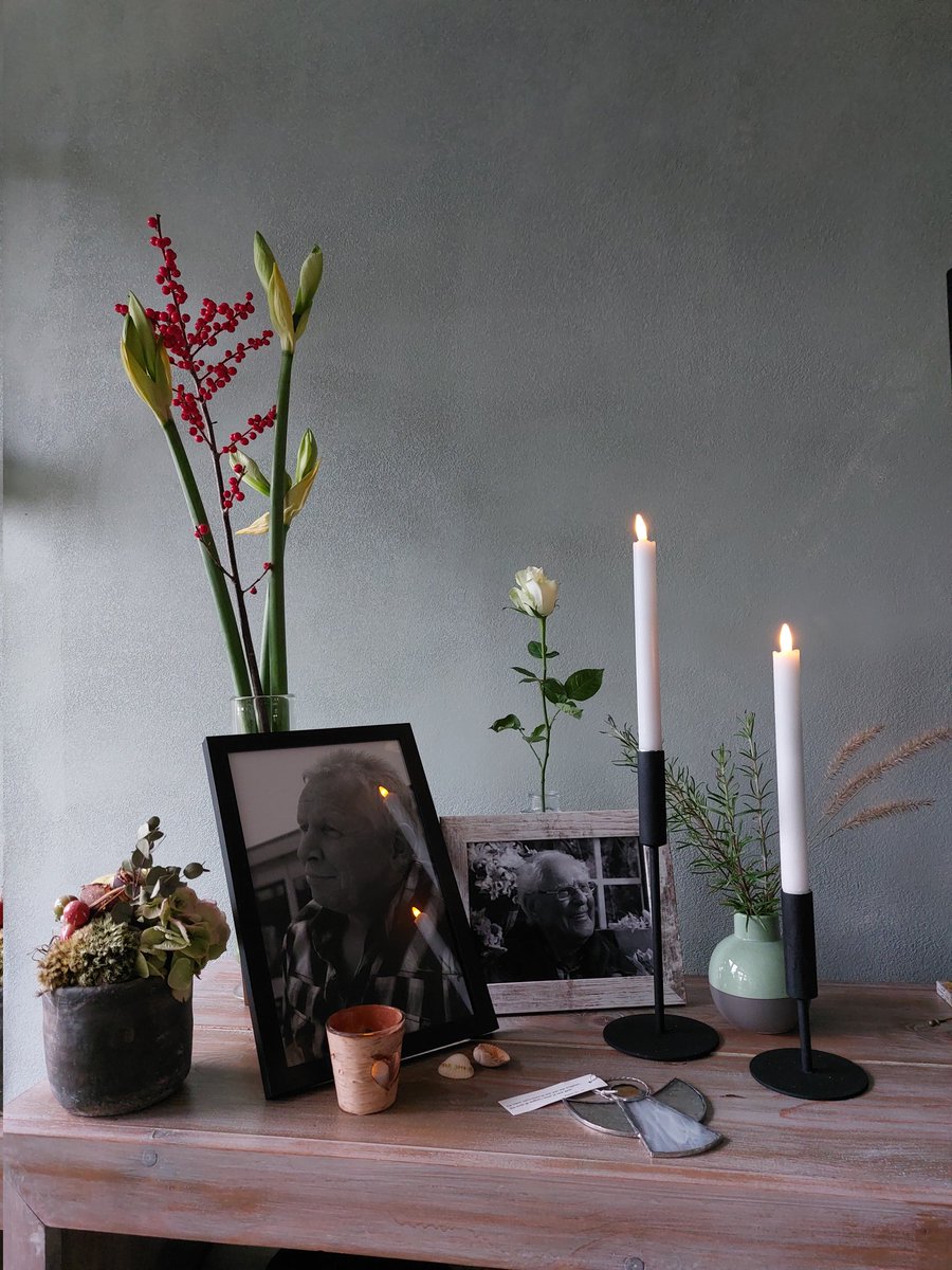 D A N K  J E  W E L...

Voor alle lieve berichtjes afgelopen weken.
Ze hebben me liefdevol getroost
Om alleen de weg te gaan die nu voor me ligt.

*** 'Morgen wordt alles anders' ***

Ik gedenk thuis in liefde wat ik nu zo mis.

Probeer op pakken op wat voor me ligt 

Tot dan!🙏