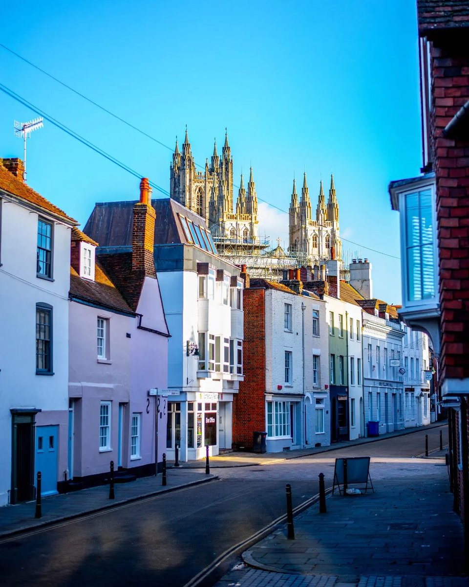 Mornings in the city 🤩 thanks for sharing this gorgeous shot, @seattletolondon! ☀️ @VisitCanterbury @CanterburyBID @CburyCathedral