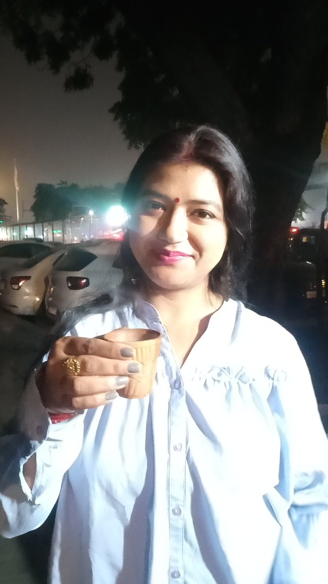 jha_bhabya's tweet photo. Chale the raah me kuch pane ko
Kuch aajmane ko, lekin raah ko
Mor diya meri chai ki chahat ne mujhse milwane ko!! #GoodMorningTwitterWorld #roadsidetea #tealover #smiletwt https://t.co/NTGkrnTBc8