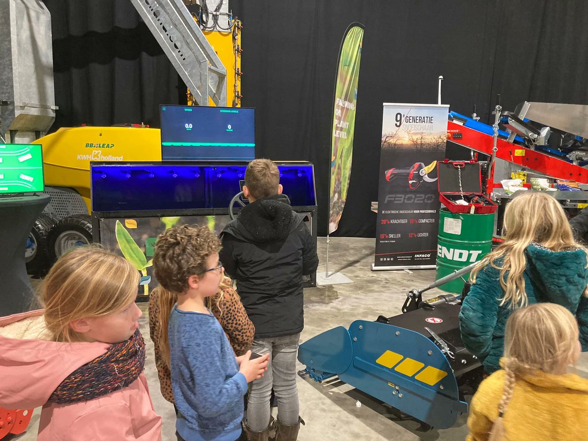 BBLeap_NL's tweet photo. Drukte tijdens de Abemec Show dit weekend! #LeapBox #LeapFarming #LeapFarmers #BBLEAP #GrowingOnPlantLevel https://t.co/ljhJbXV5TA