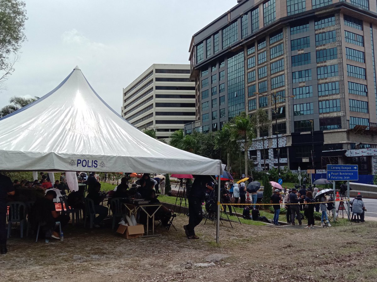 thevibesnews's tweet photo. The nation's press have also descended on the Istana Negara.

Follow this thread for LIVE updates https://t.co/Wzwrmt7w75