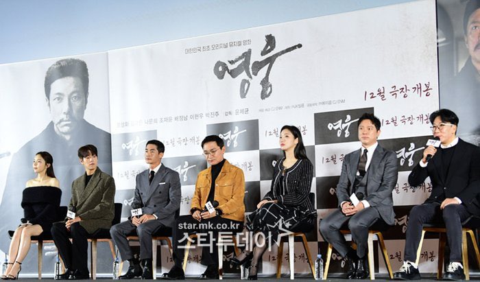 Photo call for <HERO> Press Conference

ohmynews.com/NWS_Web/OhmyPh…

#김고은 #영웅 #KimGoEun #YoonJeKyun #JungSungHwa #JoJaeYun #BaeJeongNam #LeeHyunWoo #ParkJinJoo