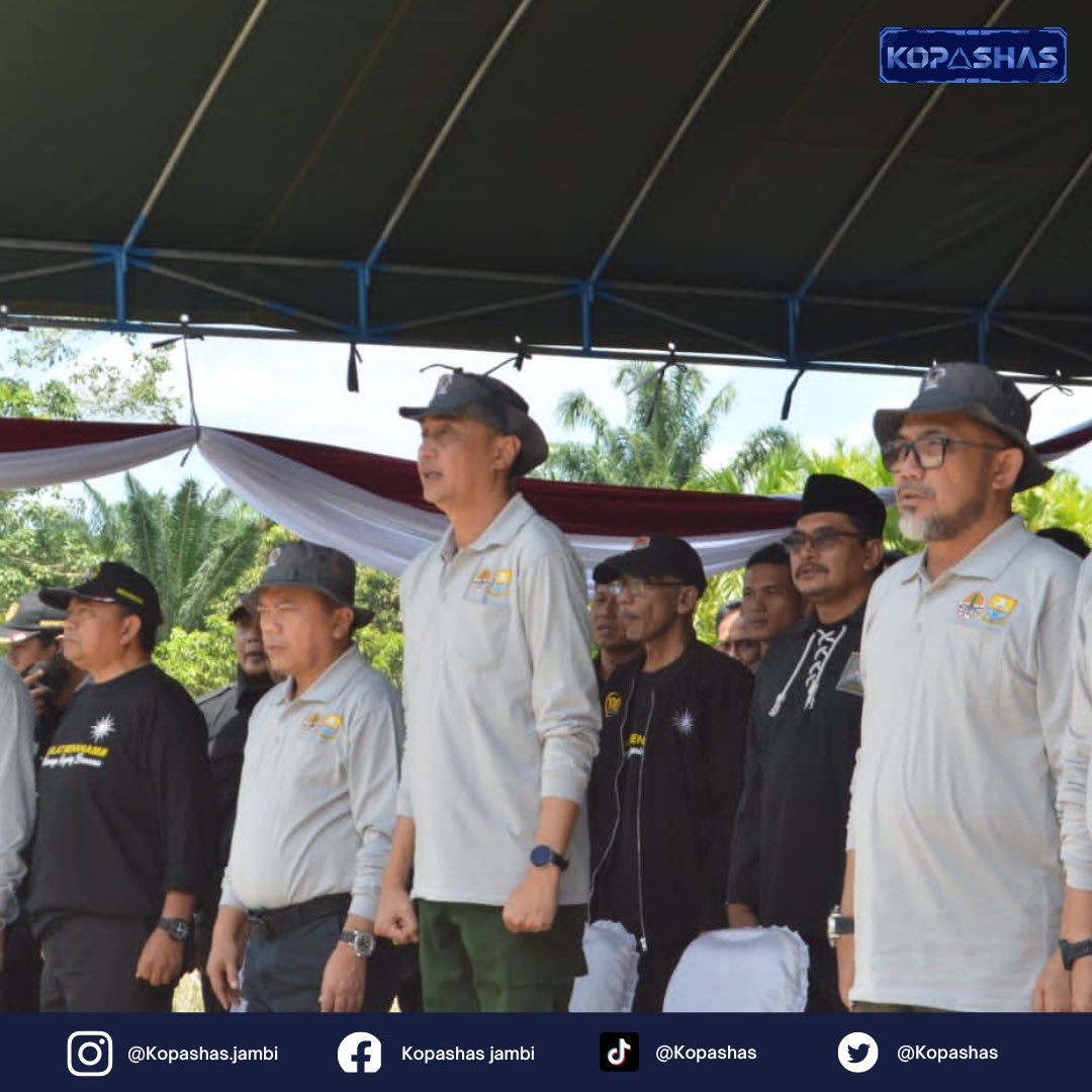 kopashas's tweet photo. Gubernur Jambi, Al Haris menanam pohon bersama ribuan pesilat Persaudaraan Setia Hati Terate dalam rangka penghijauan lingkungan daerah aliran sungan (DAS).

#kopashas #alharis #woharis #QatarWorldCup2022 #gubernurjambi #jambimantap https://t.co/8bQ4CXXXgS