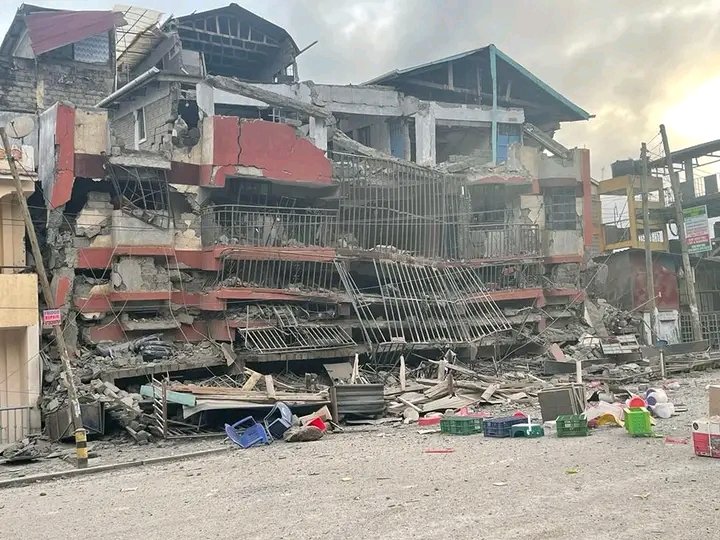 AlexWaNyandarua's tweet photo. The building that people were  evacuated from yesterday in Ruiru have this morning collapsed.

Nearly 200 lives were saved... isn't that God?

Thank you Kiambu Governor, Kimani Wamatangi for taking quick actions and being firm. https://t.co/KsmiFKe1Ad