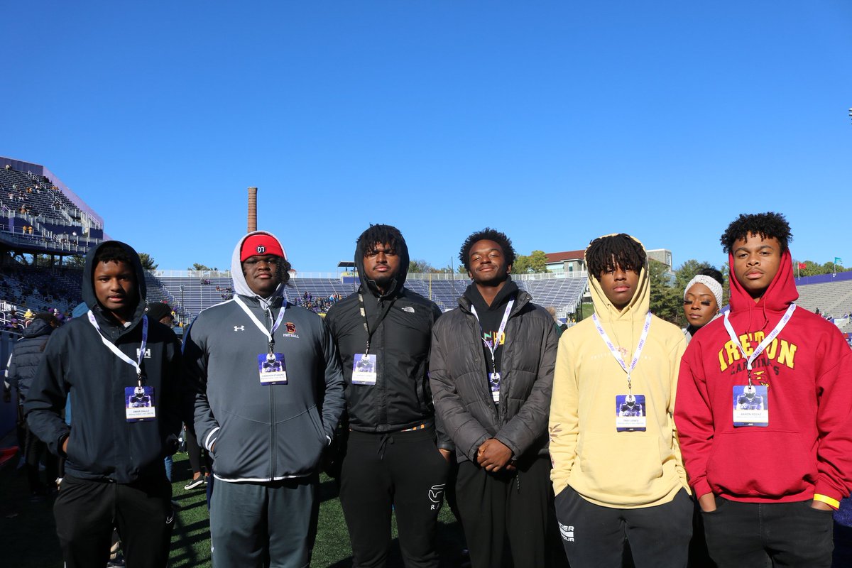 BallCoach34's tweet photo. Our Cardinals were locked in on game visits. JMU, VMI &amp; UMD. We teach our guys to trust our process. Advancement to the next level for us is not only what you do on the field...your academic progress included. More visits next weekend! It's a great time to be a Cardinal.⛓✝💪🏈 https://t.co/vTlG5ZHLEi