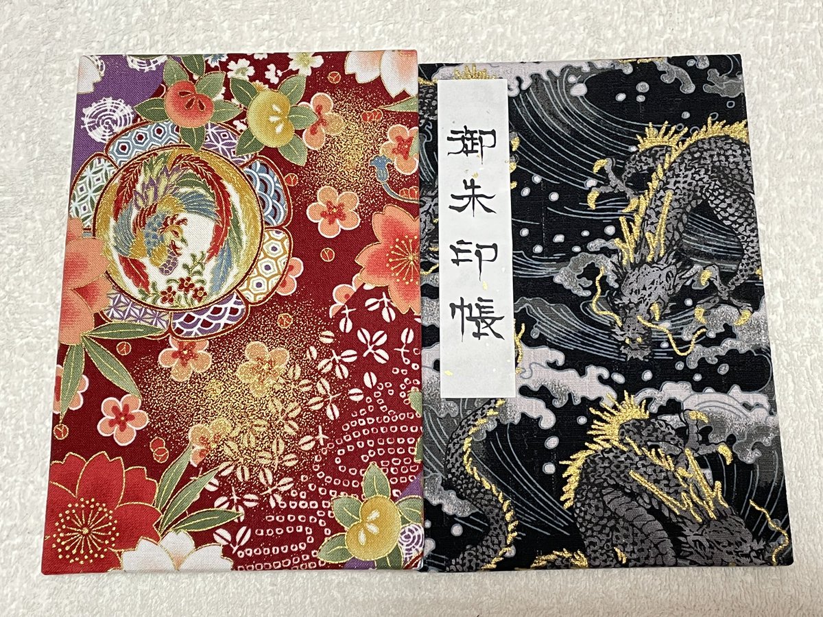 HarurinPIC's tweet photo. ⑩鎌倉御朱印工房さん（@goshuin_kobo ）のワークショップでオリジナル御朱印帳を作りました。和紙や布生地から好きな柄を選ぶのですが黒い龍と赤い鳳凰で攻めてみました。柄の出方が全部違うので生地を選ぶところから楽しかったです。 https://t.co/715gvJkA7t