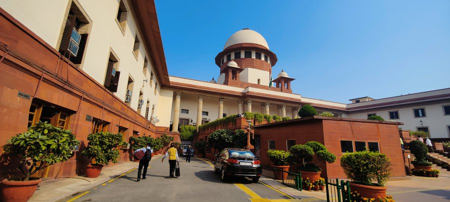 Hbarandbench's tweet photo. नैन घोटाले का मामला
सीजेआई डीवाई चंद्रचूड़ बताते हैं कि जस्टिस एमआर शाह के सामने मामला क्यों सूचीबद्ध किया गया:
करीब 400 मामले थे। रजिस्ट्रार जे1 ने मुझे रोस्टर पर एक चार्ट दिया। जब आपने पहले के सभी आदेशों का जिक्र किया तो जस्टिस भट और रस्तोगी बेंच ने कहा। #SupremeCourt https://t.co/QngWqAlpX7