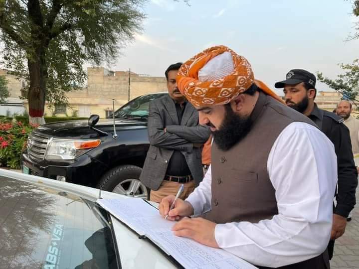 نیازی لنگڑا ڈرامے بازیاں کررہا یے
مولانا کا بیٹا وزارت سنبھال کر قوم ملک کی خدمت کررہا یے
یہی وہ فرق
جو مولانا فضل الرحمن کو اس پر ممتاز کرتی یے