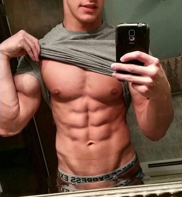 Just in case it wasn't clear, anyone wanting to goon, anyone wanting to get dum, anyone just wanting to drool over and worship alphas~

My DMs are open for a reason~