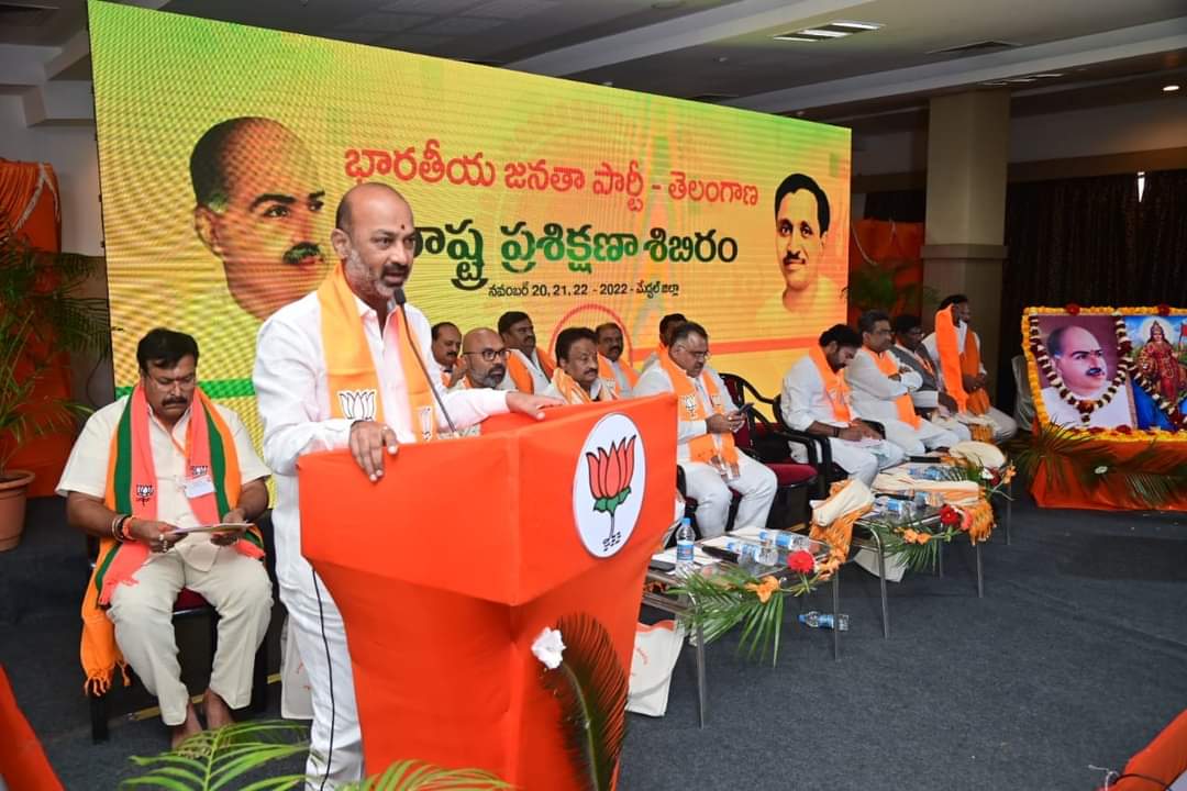KunaSrisailam's tweet photo. హైదరాబాద్ లోని శామిర్ పేట్ లో బీజేపీ మూడు రోజుల రాష్ట్ర ప్రశిక్షణ శిబిరం మరియు రాష్ట్ర కార్యవర్గ సమావేశానికి గౌరవ రాష్ట్ర అధ్యక్షులు @bandisanjay_bjp గారి ఆధ్వర్యంలో రాష్ట్ర నాయకులు మరియు పదాధికారులతో కలిసి పాల్గొనడం జరిగింది https://t.co/UgmxDc3uxe