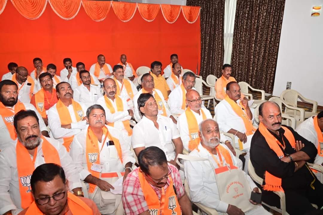 KunaSrisailam's tweet photo. హైదరాబాద్ లోని శామిర్ పేట్ లో బీజేపీ మూడు రోజుల రాష్ట్ర ప్రశిక్షణ శిబిరం మరియు రాష్ట్ర కార్యవర్గ సమావేశానికి గౌరవ రాష్ట్ర అధ్యక్షులు @bandisanjay_bjp గారి ఆధ్వర్యంలో రాష్ట్ర నాయకులు మరియు పదాధికారులతో కలిసి పాల్గొనడం జరిగింది https://t.co/UgmxDc3uxe