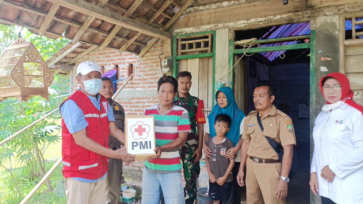 BloraPmi's tweet photo. Senin,21/11. Distribusi Bantuan untuk Korban Kebakaran berupa Sembako di Dukuh Ngablak RT 007/RW 004 Desa Sumberagung Kecamatan Banjarejo, Blora.
Semoga bantuan ini sedikit banyak dapat membantu meringankan penderitaan korban.
@palangmerah @PMIJawaTengah https://t.co/uGYPVEUZ9R