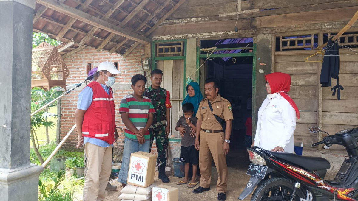Senin,21/11. Distribusi Bantuan untuk Korban Kebakaran berupa Sembako di Dukuh Ngablak RT 007/RW 004 Desa Sumberagung Kecamatan Banjarejo, Blora.
Semoga bantuan ini sedikit banyak dapat membantu meringankan penderitaan korban.
<a href="/palangmerah/">Indonesian Red Cross</a> <a href="/PMIJawaTengah/">PMI Jawa Tengah</a>