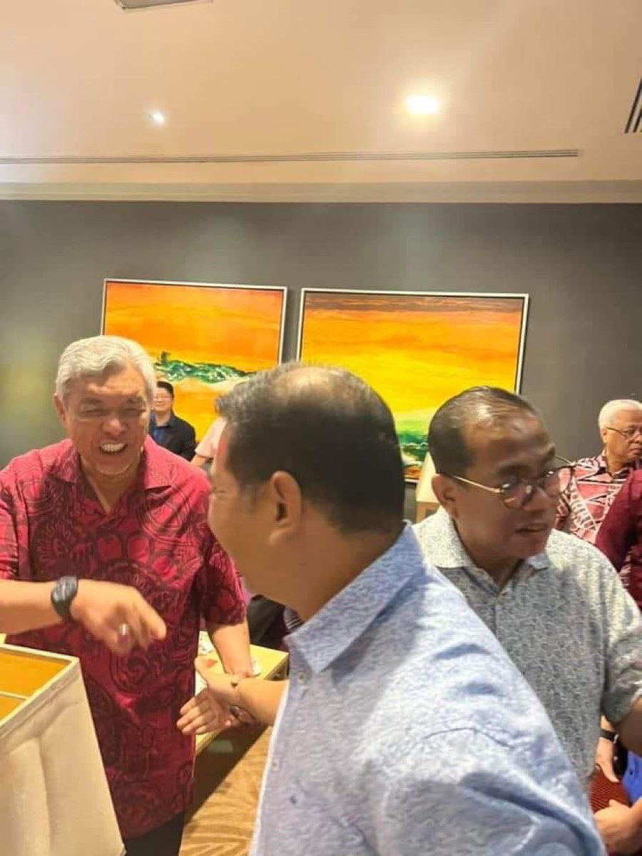 meinmokhtar's tweet photo. ‘Kau kata nak halang aku gabung dengan anwar’

‘Heheheheheheheheheh’ https://t.co/9IOYYYcO9i