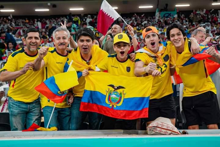 DefCentral04's tweet photo. A dormir feliz y contento. Qatar puso la casa, Ecuador y su gente puso el festejo.🥳🤩⚽💛💙❤
Aquí te dejamos algunas postales del debut mundialista. Excelente noche futboleros👋👋😴
#AromaFutbolero 
#Elairehueleamundial
#RespiramosFutbol
#Qatar2022 https://t.co/o4xyB1BMxQ