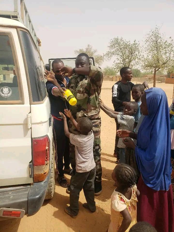 fm_bero's tweet photo. Les images parlent d'elles même. 
Même en dehors de la sécurité les Forces Armées Nigériennes sont toujours près de la population et apportent toujours leur part pour le développement du Niger https://t.co/zBoIxI0Ii9