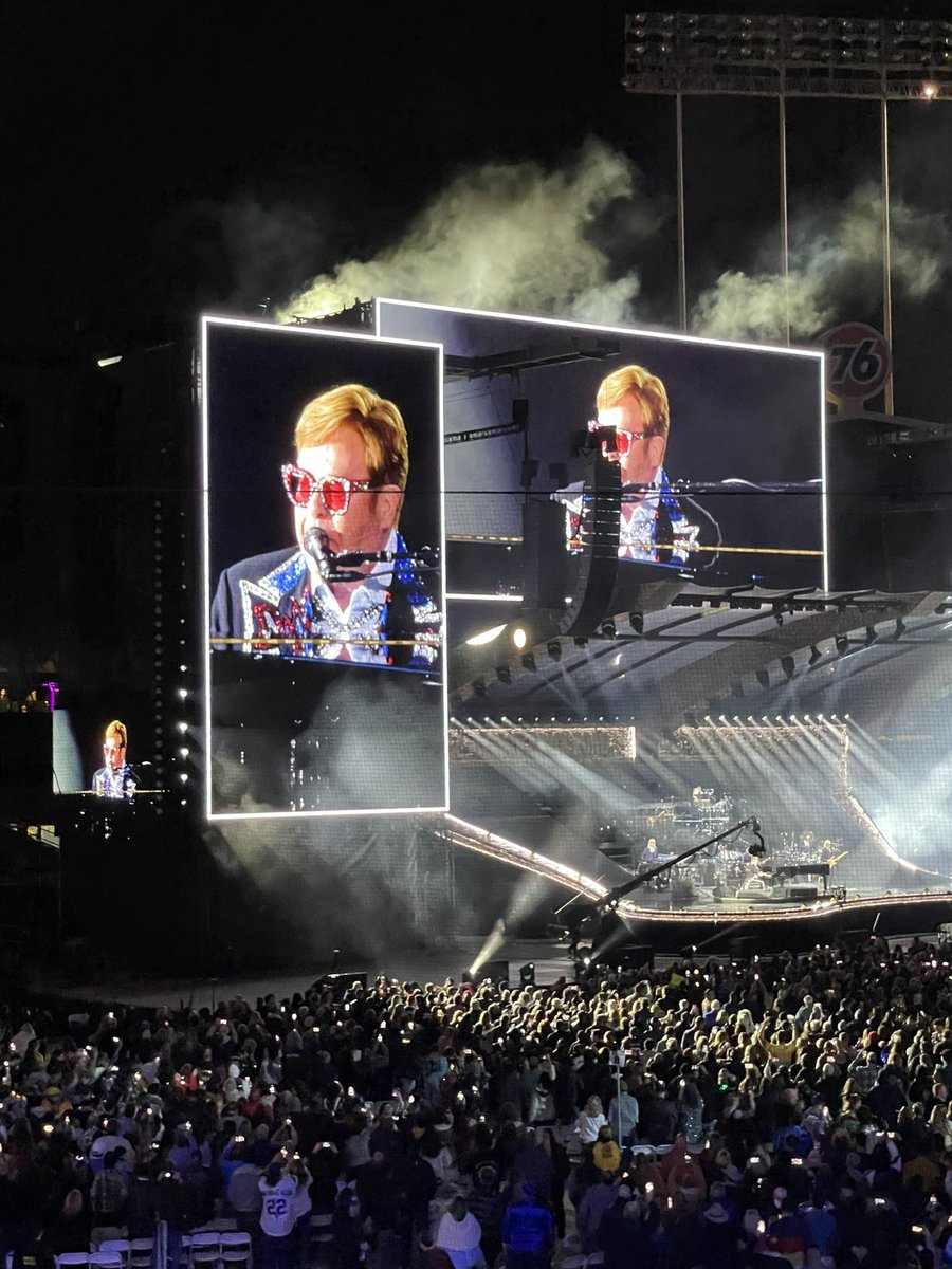 joselitol's tweet photo. Thank you Sir Elton John! ❤️ #EltonFarewellTour https://t.co/fJkPILp96I
