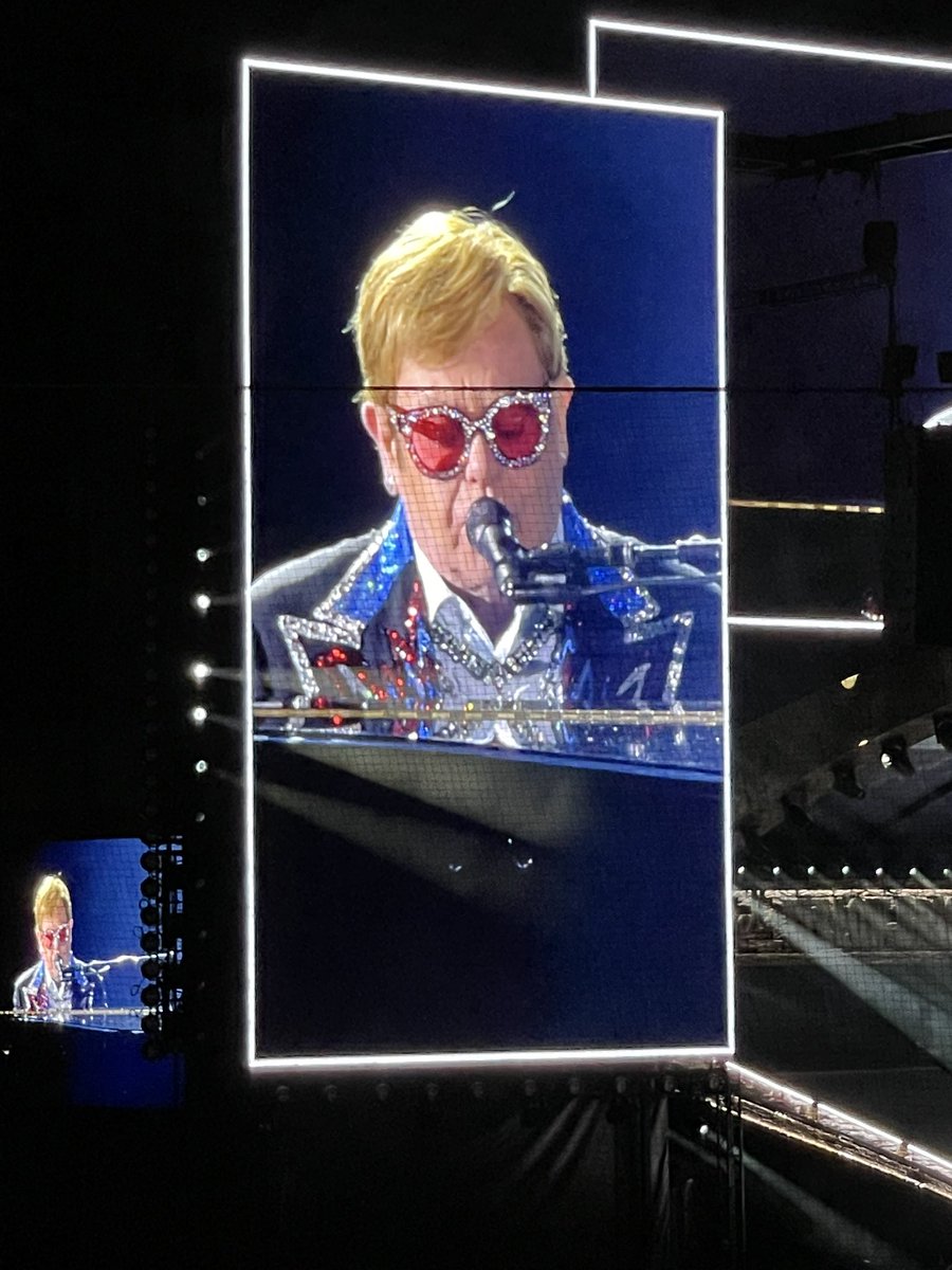 joselitol's tweet photo. Thank you Sir Elton John! ❤️ #EltonFarewellTour https://t.co/fJkPILp96I