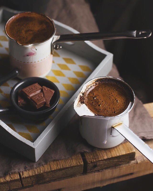 as2_az1's tweet photo. ༻✿┉✿༻
⇣ 🌹₎ ⇣

القهوة ☕️.. تَهْمِسُ بلا كلمات ..
 تَبْعَثُ رسائلها بلا بريد .. 
تهدي الحروف بلا تَرَدُّد !! تُشعرنا بِفَيْضٍ من الراحة و الطمأنينة .. 
و تُضْفِي على قلوبنا مزيجاً من السعاده العَذْبَة .
✿༻✿༻✿⇣✺🦋
#صباح_الخير https://t.co/PslLZTjk7y
