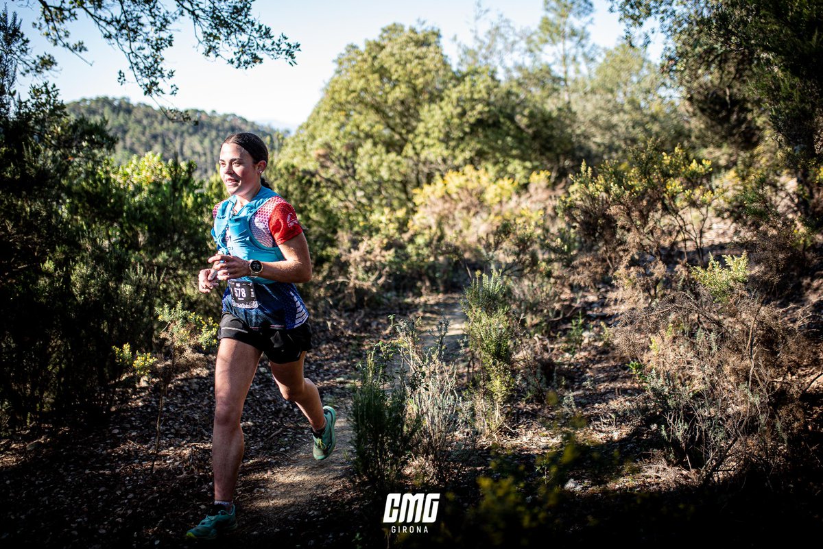 ultrescatalunya's tweet photo. La #CMG reuneix un miler de corredors a la festa del trail de Girona

Alberto Garcia i Anna Tarasova van ser els + ràpids en travessar Les Gavarres. Ivan Calvó i Martina Alemany brillen a la Trail i @jan_torrella i Olivia Mitchell a l'Express 🏆

➕INFO➡️ https://t.co/P3CCOcENTc https://t.co/DJkv75p95R