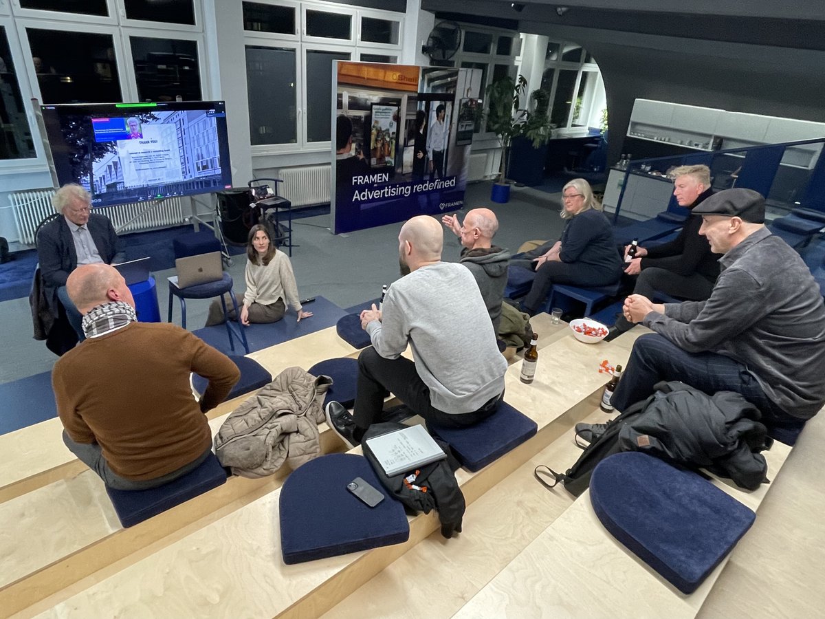 marketingberlin's tweet photo. Danke für den inspirierenden Impulsvortrag, Dirk Ziems! MCB-ler erhielten Einblicke in die tiefenpsychologische Analyse unseres aktuellen Kultur- und Konsumverhaltens und spannende Beispiele und Tipps zum Marketing in Zeiten der Krise und des Wandels.

#Impulsvortrag #MCBer https://t.co/w0vAqBwrXM