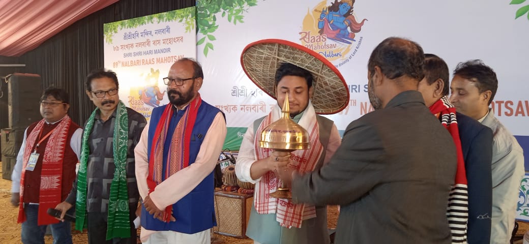 PriyankarP_Deka's tweet photo. Glad and Honoured with the love &amp; blessings showered by Sri Sri Hari Mandir Committee, Nalbari at #89thNalbariRaasMahotsav.
Being part of this larger Sri Sri Hari Mandir family from childhood is indeed an emotional attachment  &amp; privilege. https://t.co/rN7AvPmtHn