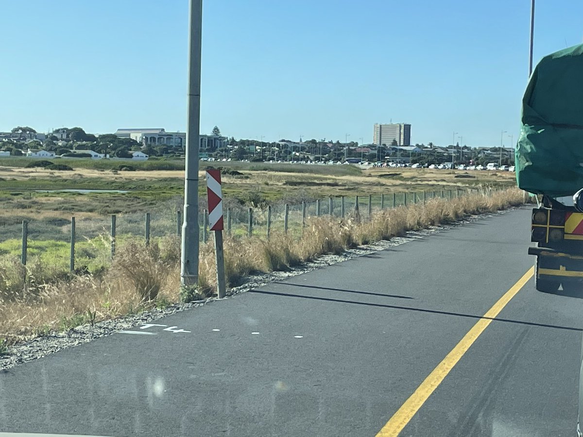 TraceBen's tweet photo. 3/5 days/week Traffic lights out @ Racecourse Rd - 1hr 15 mins to get from Sunningdale to Milnerton during exams. No help in sight, except 1 car reversing at Sunset Beach on the bus lane. Traffic dept literally 500m away. #getoffyourarses#milnertontrafficdept https://t.co/MrWy9KhB9H