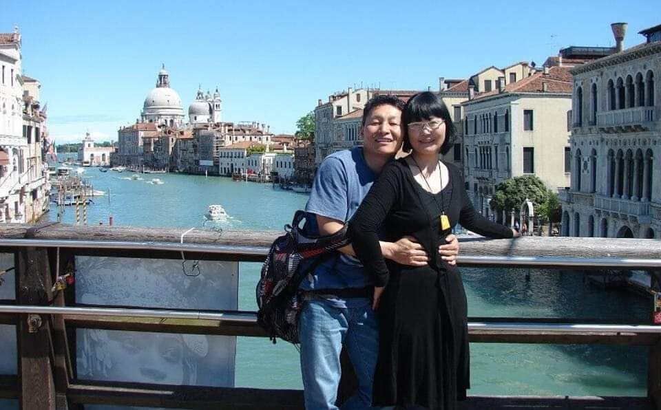 -Эхнэр чинь царайлаг биш гэж үү?
-Хүнд хайртай байхад царайлаг эсэхийнх нь тухай бодож үзэх санаа огт төрдөггүй юм. Тэр бол царайлаг гэх мэтийн үгээр тодорхойлохын аргагүй бүсгүй.

-Г.Аюурзана