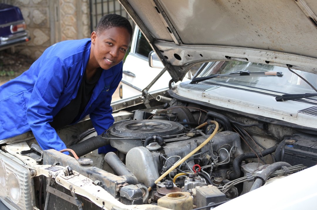 My name is MemoMakanika
 Chimhamha che simbi 👩‍🔧

Is your car due for service? Worry no more l can come to service it at your home, work place.
Contact me on 0712825411
Please Retweet 🙏