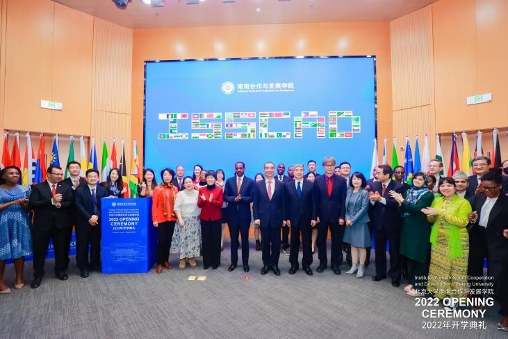 PKU1898's tweet photo. #PKU Institute of South-South Cooperation and Development (#ISSCAD) held its 2022 Opening Ceremony on November 15, 💖joined in-person and online by teachers, students, alumni and guests from 29 countries.
🎉#WelcomeToPKU #MeetUatPKU https://t.co/LM0qGhZr9h