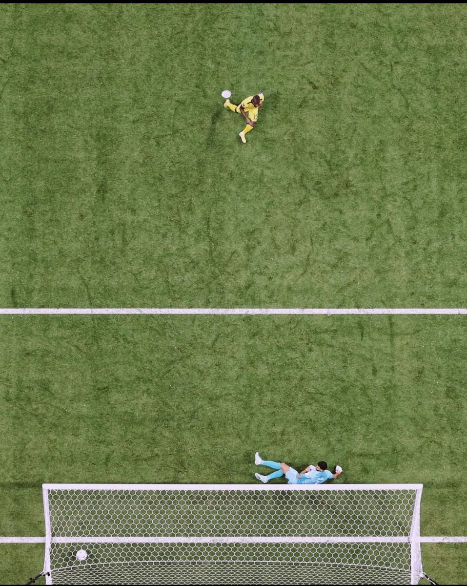 MeteGoI_'s tweet photo. Primera vez que el anfitrión pierde su partido inaugural y primera vez que el primer gol se marca vía penal en un mundial. 

Ecuador haciendo historia. 🇪🇨👏🏻 https://t.co/oZHptY7T3Y