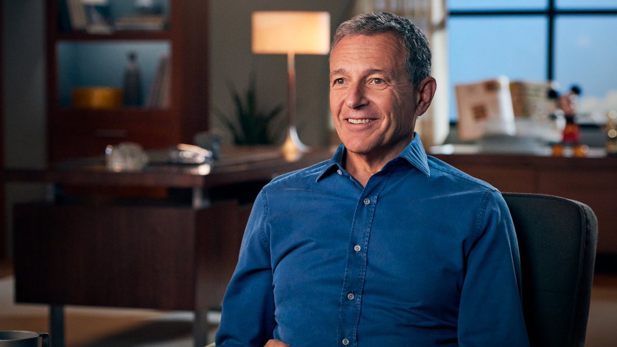Daily_DLP's tweet photo. Disney a mis fin sans délai aux fonctions de Bob Chapek, actuel patron de @WaltDisneyCo.
L’ancien patron de Disney, Bob Iger est rappelé aux commandes. Il reprend ses fonctions pour une période d’au moins 2 ans. https://t.co/RMvbym1DIq