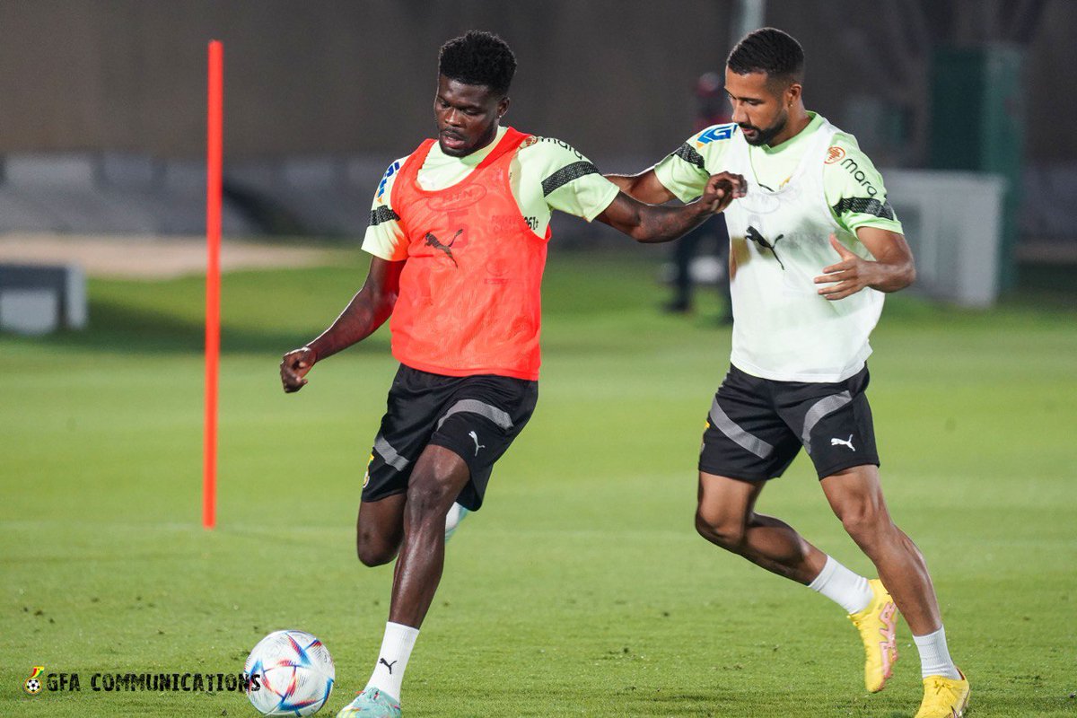 GhanaBlackstars's tweet image. 𝑭𝒊𝒓𝒔𝒕 𝑻𝒓𝒂𝒊𝒏𝒊𝒏𝒈 𝑺𝒆𝒔𝒔𝒊𝒐𝒏 𝒊𝒏 𝑸𝒂𝒕𝒂𝒓

#BlackStars | #FIFAWorldCup | #TeamGhana | #Qatar2022