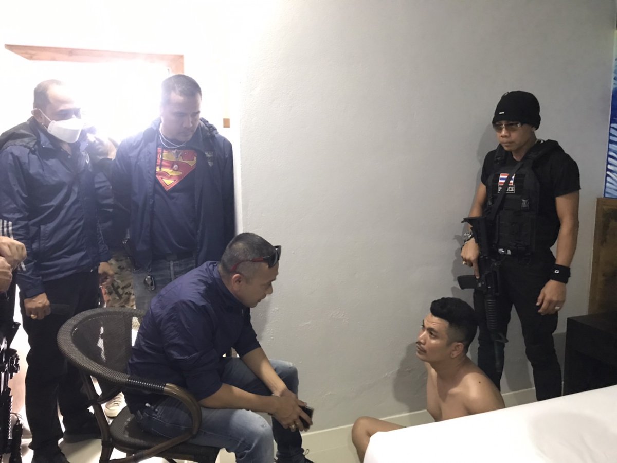 pleunpit_Ch9's tweet image. รวบแล้ว​ตร.กระบี่ ปิดล้อมจับกุมตัวนายแม๊ท​ อานนท์​ มือปืนฆ่าภรรยาเสียชีวิต ที่ จ.นครศรีธรรมราชวานนี้ได้แล้วพร้อมอาวุธปืนที่ก่อเหตุขณะหลบหนีซ่อนตัวใน รีสอร์ทแห่งหนึ่งของกระบี่​ คุมตัวสอบ​ @TNAMCOT