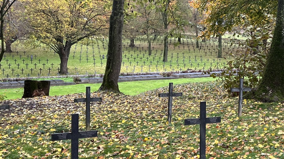 sommecourt's tweet photo. Endless black crosses in the German Cemetery at Saint Laurent Blangy, covering every year of the First World War. More than 31,000 German soldiers are buried here, many in a “comrade’s grave” or mass-grave. https://t.co/nuH5Uvvm7l