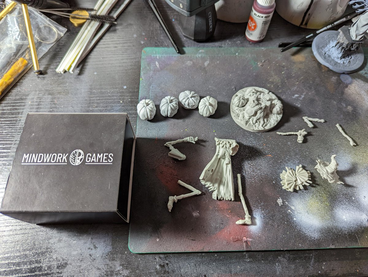 Dr_Toomer's tweet photo. #hobbystreak Day 602.
Been feeling a bit worn down from hobby deadlines &amp; needing something for a game.

I want to paint something just because. Maybe do a diorama.

Spent some time going through my collection and thinking. Then, began cleaning this model from Mindwork Games. https://t.co/zpgFu3iBwV