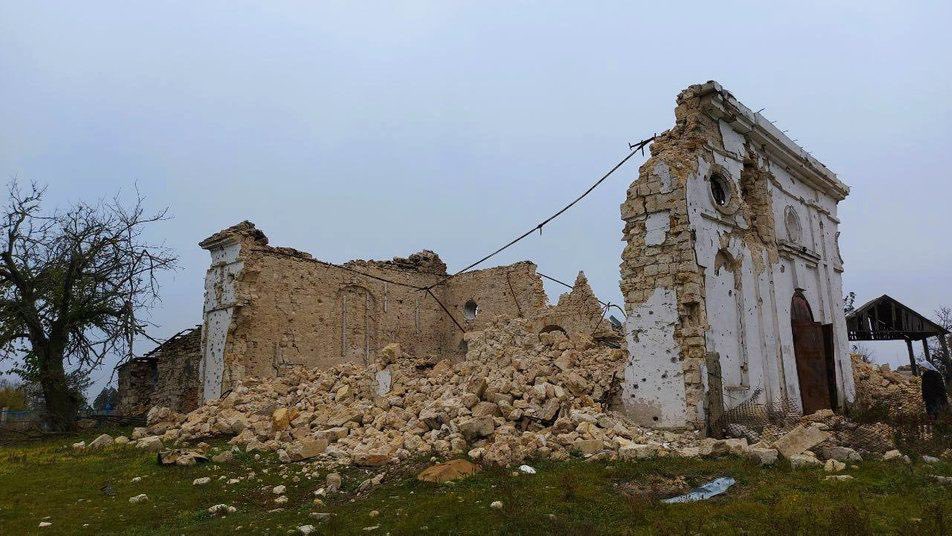TimLeBerre's tweet photo. The Catholic Church of Kyselivka, Kherson Onlast, built in 1852 have been fully destroyed.Reported by the nuns and the priest on Nov 18, 2022. https://t.co/4fs8eNUMQU