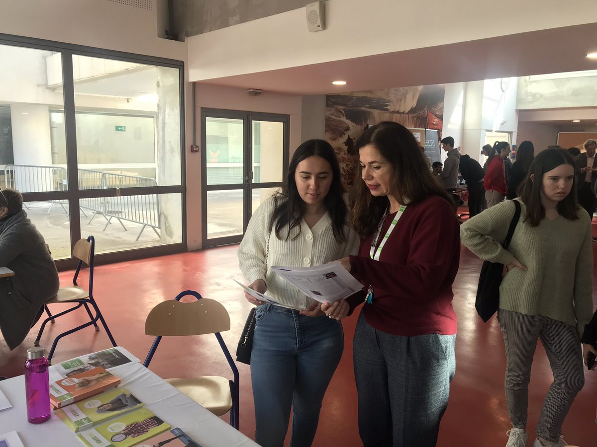 mgen_06's tweet photo. Samedi matin à la rencontre des élèves du lycée de Vence pour le forum des métiers. Présentation des 250 métiers possibles à la MGEN. Merci au Proviseur et au Maire de Vence pour l’accueil @groupe_mgen @Groupe_VYV @villedevence @AcademieNice @EDUC_ECO_acNice https://t.co/4s1XK1rvC9