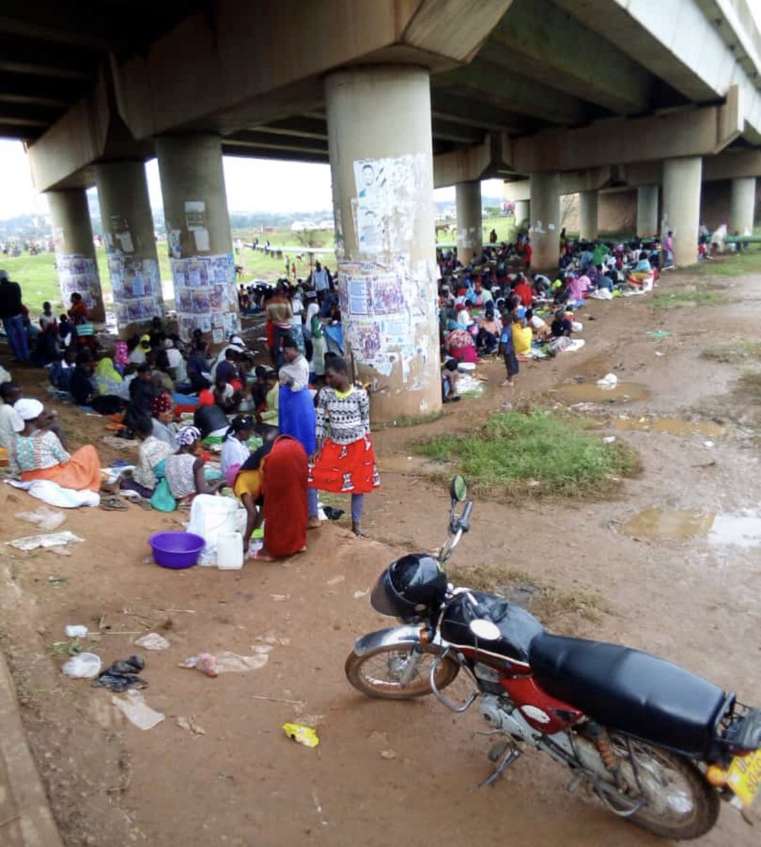 Today early morning I met these ladies at Busega down Entebbe express selling grasshoppers( Ensenene). All these people were women who are working with their children of less than 10years. These are our mothers❤️the women of great impact to us🙏