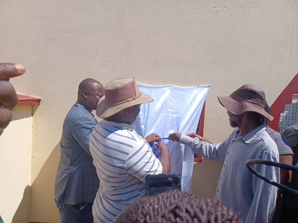 NNehoreka's tweet photo. Masvingo South
Mavizhu Clinic was officially opened over the weekend by Minister of State for Masvingo Ezra Chadzamira. The clinic was built using CDF funds and with support from the community.
#nyikainovakwanevenevayo
#zimsanctionsmustgo
#BuildZimbabwe https://t.co/Gc95sDtmD4